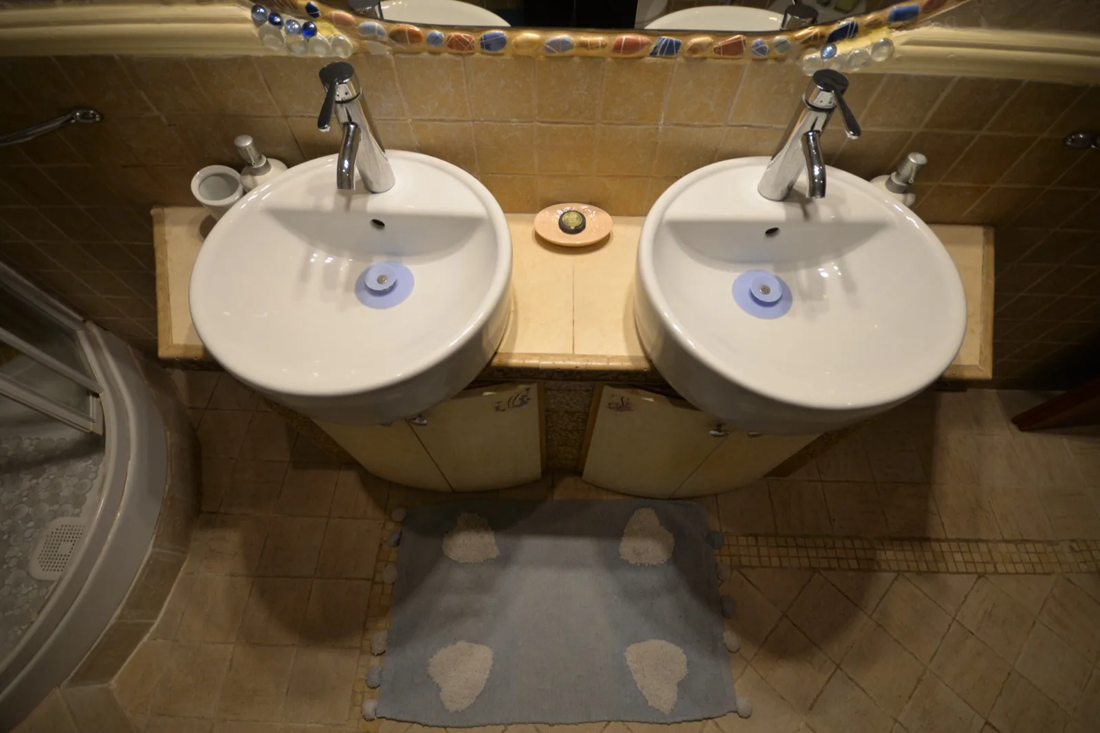 Dettaglio dei due lavabi del bagno
