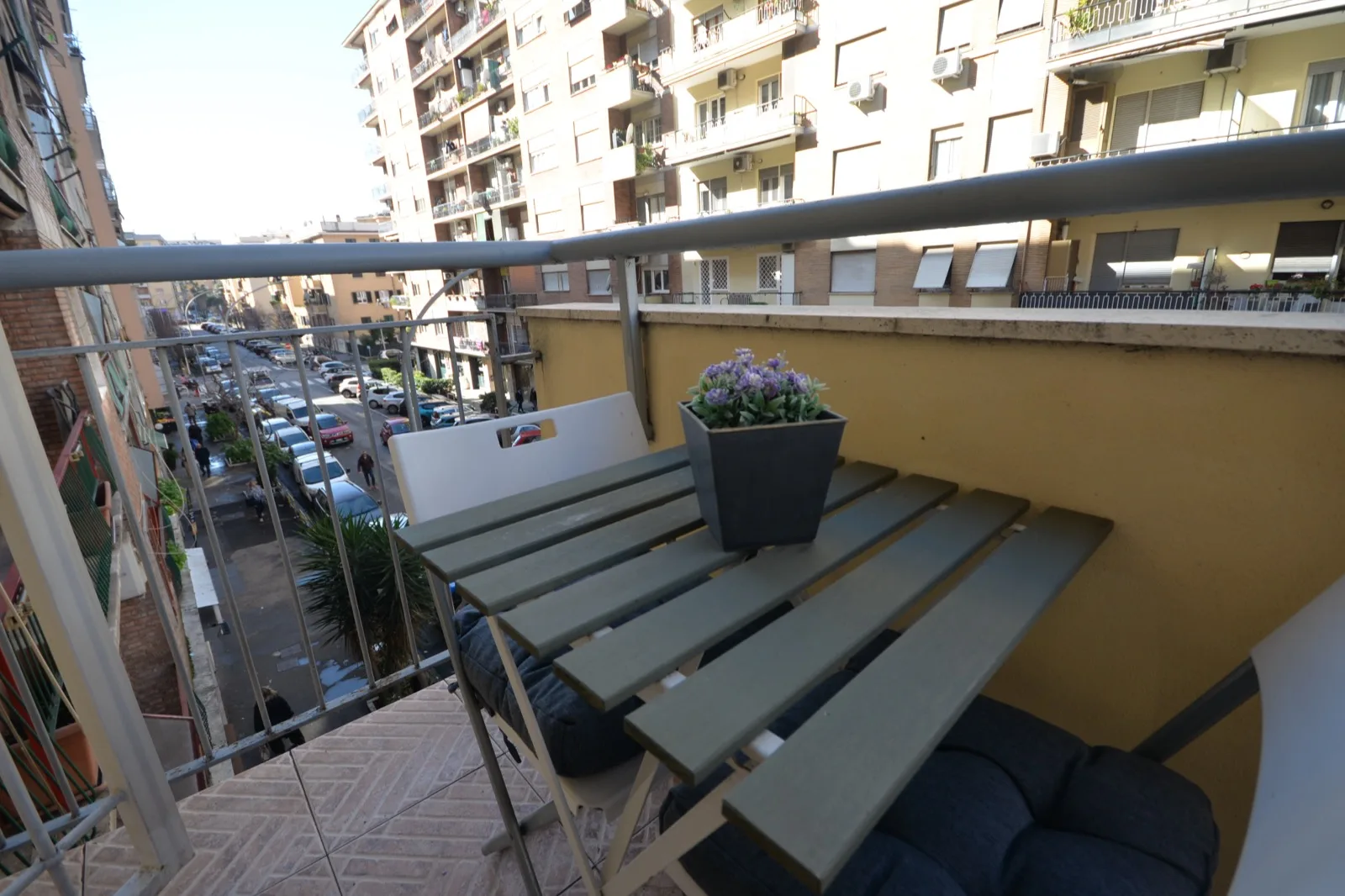 Vista sulla via del quartiere dal balcone dell’appartamento