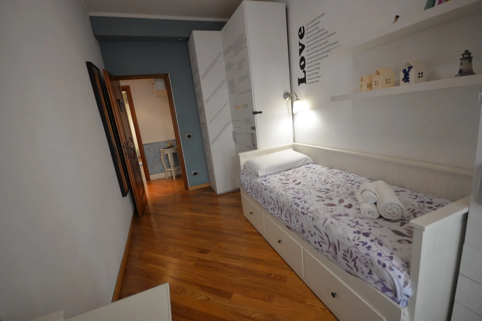 Letto singolo della cameretta con vista verso il corridoio