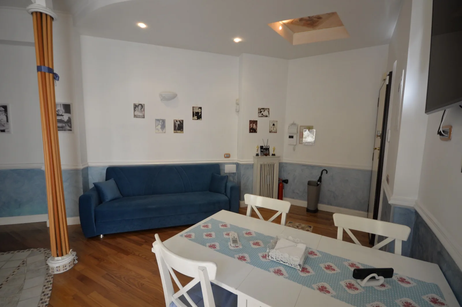 Angolo relax dell’open space con divano blu