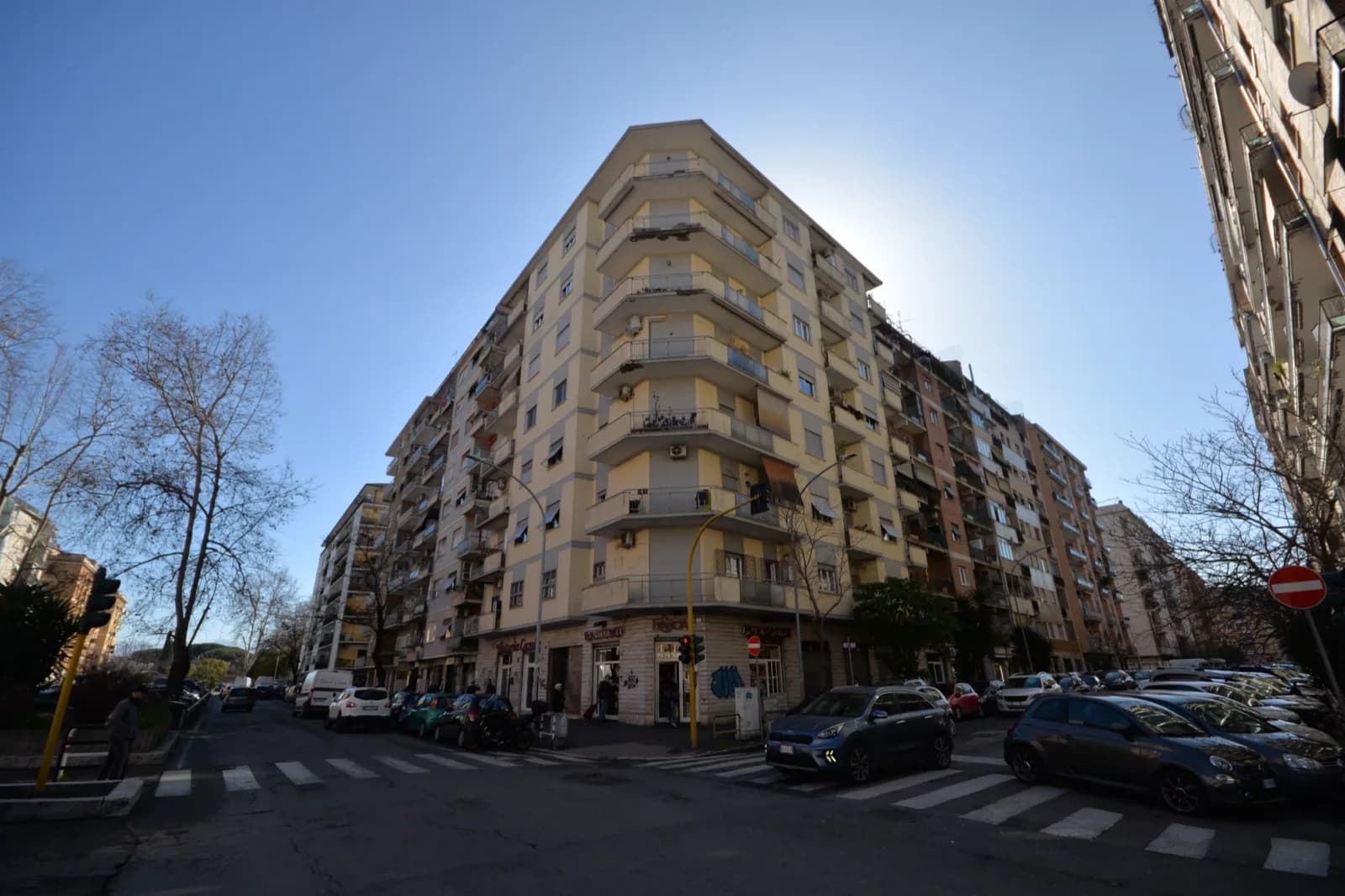 Facciata del palazzo che ospita l’appartamento
