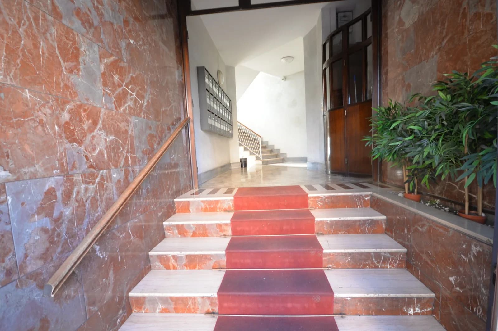 Scalinata d’ingresso del palazzo con passatoia rossa