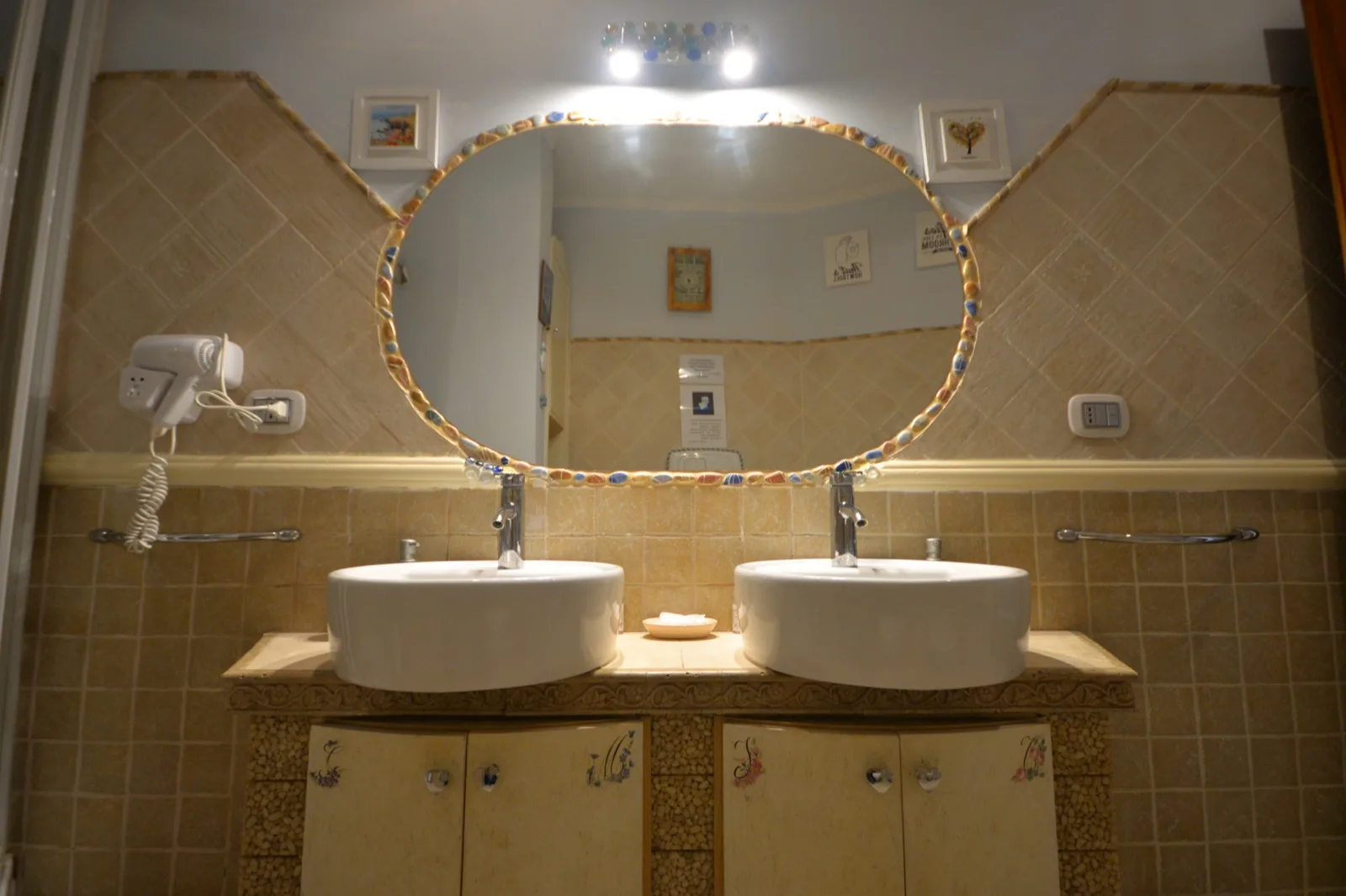 Bagno con doppio lavabo e grande specchio