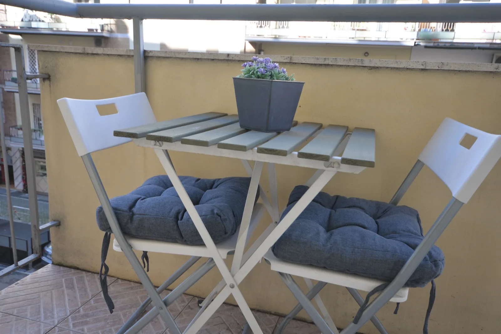 Balcone arredato con tavolino e sedie con cuscini